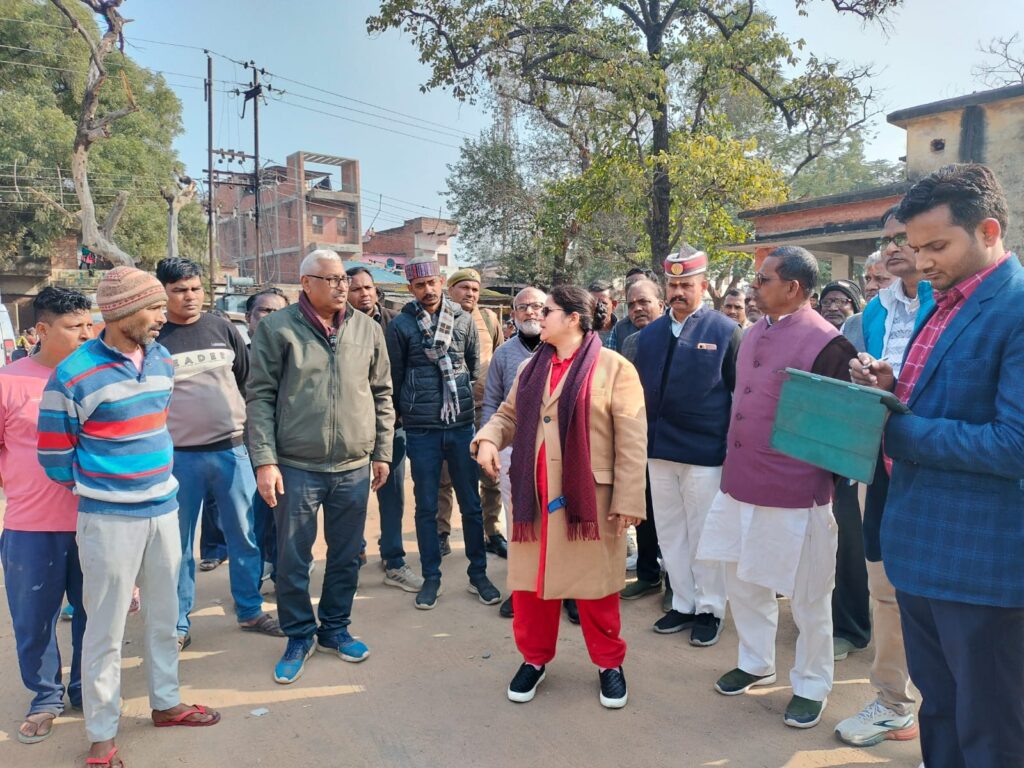 जिलाधिकारी ने चीनी मिट्टी _कारखाना संचालकों की सुविधा के लिए राजकीय चीनी पात्र विकास केंद्र चुनार में बनने वाले शेड के लिए चयनित स्थल का किया निरीक्षण_ जिलाधिकारी ने चीनी मिट्टी _कारखाना संचालकों की सुविधा के लिए राजकीय चीनी पात्र विकास केंद्र चुनार में बनने वाले शेड के लिए चयनित स्थल का किया निरीक्षण_