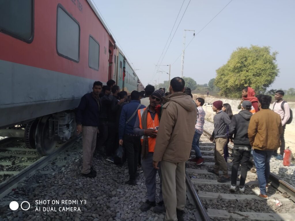 विषय ट्रेन नंबर 12487 सीमांचल एक्सप्रेस में ब्रेक बाइंडिंग होने की वजह से धुआं निकलने के संबंध में l विषय ट्रेन नंबर 12487 सीमांचल एक्सप्रेस में ब्रेक बाइंडिंग होने की वजह से धुआं निकलने के संबंध में l