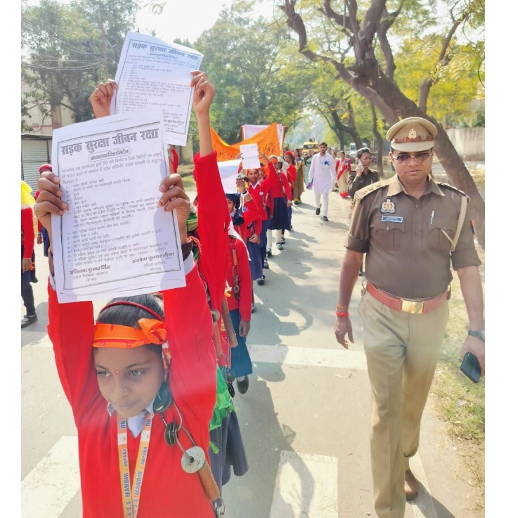 _नेताजी सुभाष चन्द्र बोस की जयन्ती पर जिलाधिकारी व पुलिस अधीक्षक सोनभद्र द्वारा सड़क सुरक्षा के प्रति लोगों को शपथ दिलाई गयी_ _नेताजी सुभाष चन्द्र बोस की जयन्ती पर जिलाधिकारी व पुलिस अधीक्षक सोनभद्र द्वारा सड़क सुरक्षा के प्रति लोगों को शपथ दिलाई गयी_
