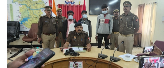 _सोनभद्र पुलिस को अथक परिश्रम से मिली सफलता, पत्नी की हत्या करने वाले आरोपी व उसके दो साथियों को किया गिरफ्तार_