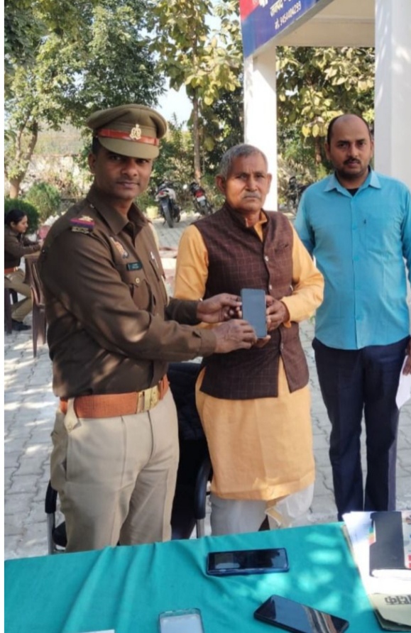 _शाहगंज पुलिस द्वारा CEIR पोर्टल के माध्यम से ट्रेस कर खोये हुए 01 अदद एंड्रायड मोबाइल फोन को बरामद कर मोबाइल स्वामी को सुपुर्द किया गया_ _शाहगंज पुलिस द्वारा CEIR पोर्टल के माध्यम से ट्रेस कर खोये हुए 01 अदद एंड्रायड मोबाइल फोन को बरामद कर मोबाइल स्वामी को सुपुर्द किया गया_