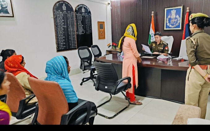 _पुलिस अधीक्षक, सोनभद्र द्वारा प्रतिदिन की भांति जनता दर्शन में आए फरियादियों की सुनी गई समस्याएं_ _पुलिस अधीक्षक, सोनभद्र द्वारा प्रतिदिन की भांति जनता दर्शन में आए फरियादियों की सुनी गई समस्याएं_