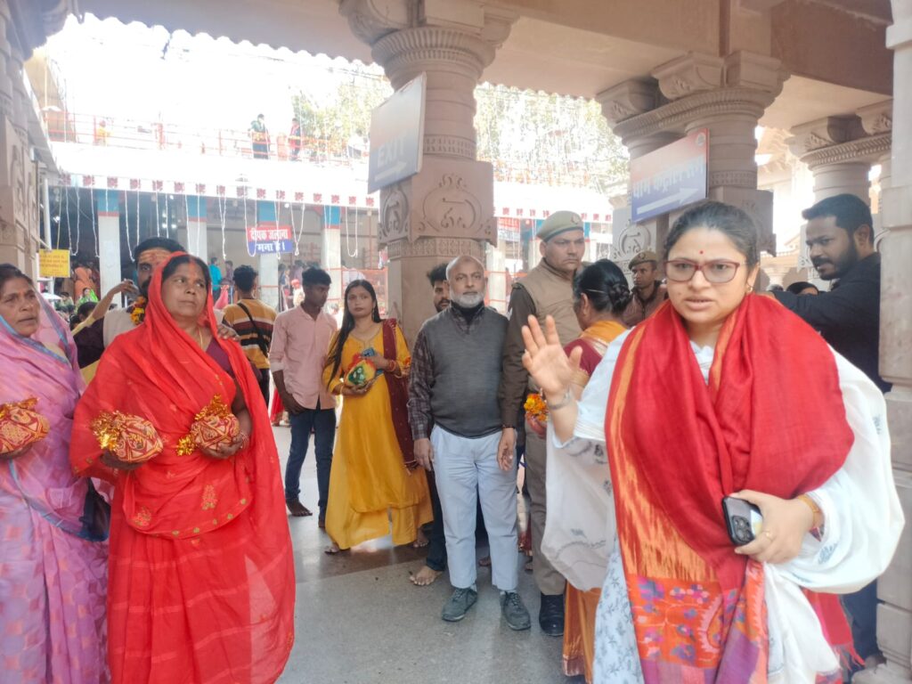 _जिलाधिकारी ने पुरानी वी0आई0पी0 मार्ग, पक्का घाट मार्ग, सदर बाजार एवं परिक्रमा पथ का किया निरीक्षण_