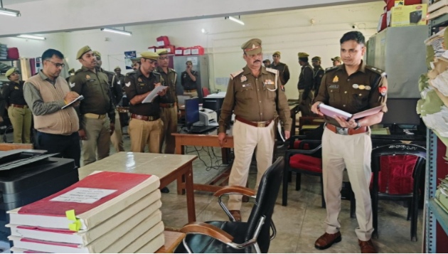 पुलिस अधीक्षक सोनभद्र द्वारा पुलिस कार्यालय के _डी0सी0आर0बी0, महिला सहायता प्रकोष्ठ, विशेष जाँच प्रकोष्ठ व शिकायत प्रकोष्ठ का वार्षिक निरीक्षण कर सम्बन्धित को दिए गये आवश्यक दिशा-निर्देश