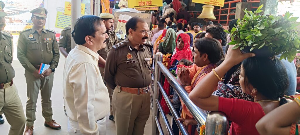 मण्लायुक्त व पुलिस महानिरीक्षक ने स्वयं झांकी पर पहुंचकर संभाली कमान, ड्यूटी में लगे पुलिस अधिकारियों को अनवरत सेवा भाव के साथ श्रद्धालुओं को सुगम दर्शन कराने का दिया निर्देश मण्लायुक्त व पुलिस महानिरीक्षक ने स्वयं झांकी पर पहुंचकर संभाली कमान, ड्यूटी में लगे पुलिस अधिकारियों को अनवरत सेवा भाव के साथ श्रद्धालुओं को सुगम दर्शन कराने का दिया निर्देश