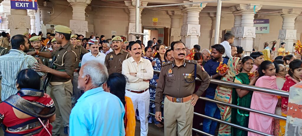 जिलाधिकारी ने पुरानी वी0आई0पी0 मार्ग, न्यू वी0आई0पी0 मार्ग, कोतवाली गली, पाठक गली एवं पूरे परिक्रमा पथ का भ्रमण कर किया निरीक्षण जिलाधिकारी ने पुरानी वी0आई0पी0 मार्ग, न्यू वी0आई0पी0 मार्ग, कोतवाली गली, पाठक गली एवं पूरे परिक्रमा पथ का भ्रमण कर किया निरीक्षण