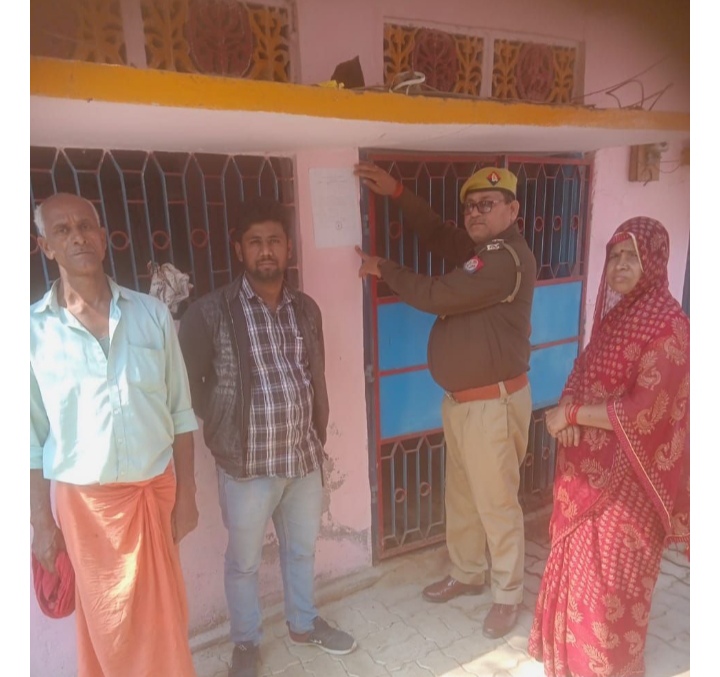 _फरार चल रहे अभियुक्त के घर पुलिस ने धारा 84 बीएनएसएस के तहत किया नोटिस चस्पा_ _फरार चल रहे अभियुक्त के घर पुलिस ने धारा 84 बीएनएसएस के तहत किया नोटिस चस्पा_