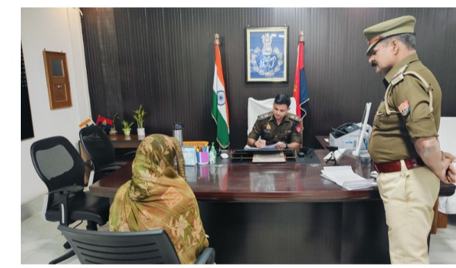 _पुलिस अधीक्षक, सोनभद्र द्वारा प्रतिदिन की भांति जनता दर्शन में आए फरियादियों की सुनी गई समस्याएं_ _पुलिस अधीक्षक, सोनभद्र द्वारा प्रतिदिन की भांति जनता दर्शन में आए फरियादियों की सुनी गई समस्याएं_