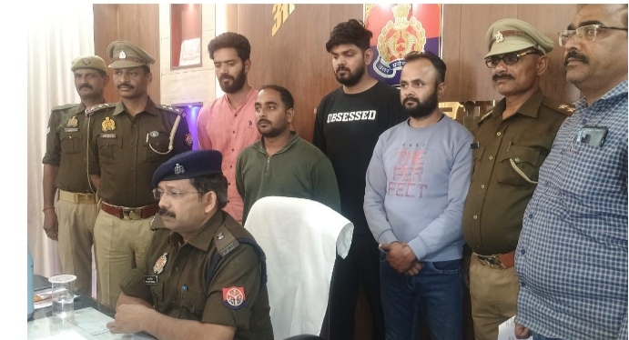 रॉबर्ट्सगंज पुलिस व *एस0ओ0जी0 टीम द्वारा मादक पदार्थ अवैध गांजा गिरोह के 04 तस्करों को गिरफ्तार किया गया, कब्जे से 33 किलोग्राम नाजायज गांजा बरामद व 02 चार पहिया वाहन किया गया जब्त रॉबर्ट्सगंज पुलिस व *एस0ओ0जी0 टीम द्वारा मादक पदार्थ अवैध गांजा गिरोह के 04 तस्करों को गिरफ्तार किया गया, कब्जे से 33 किलोग्राम नाजायज गांजा बरामद व 02 चार पहिया वाहन किया गया जब्त