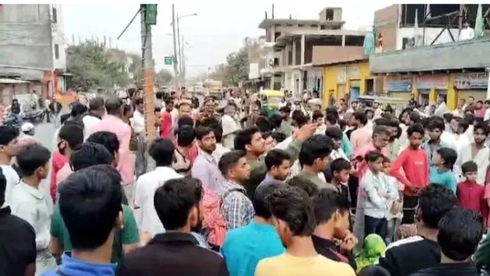 _मिर्जापुर, बड़ी बसही मस्जिद के पास शव रखकर परिजन कर रहे हैं चक्का जाम_ _मिर्जापुर, बड़ी बसही मस्जिद के पास शव रखकर परिजन कर रहे हैं चक्का जाम_