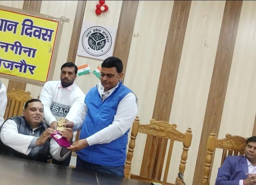 एम.आर.पाशा ने एसडीएम मांगेराम चौहान के प्रमोशन पर जताया हर्ष एम.आर.पाशा ने एसडीएम मांगेराम चौहान के प्रमोशन पर जताया हर्ष