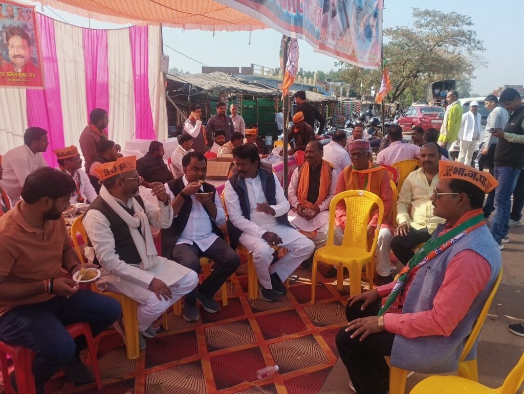 वाराणसी शक्तिनगर मार्ग कर्मा मंडल हिन्दूवारी तिराहे परश्रद्धालुओं को जलपान और भोजन कराकर उनका स्वागत किया गया वाराणसी शक्तिनगर मार्ग कर्मा मंडल हिन्दूवारी तिराहे परश्रद्धालुओं को जलपान और भोजन कराकर उनका स्वागत किया गया