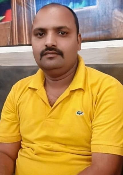 गुलाबी गाल पर कुछ रंग मुझ को भी जमाने दो मनाने दो मुझे भी जान-ए-मन त्यौहार होली में