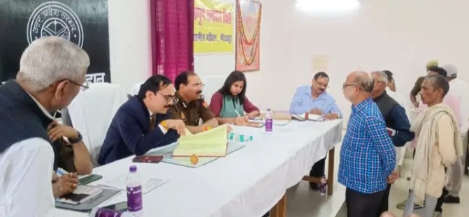 _विंध्याचल मण्डलायुक्त बालकृष्ण त्रिपाठी तहसील में पहुंचकर सुनी लोगों की समस्याएं_ _विंध्याचल मण्डलायुक्त बालकृष्ण त्रिपाठी तहसील में पहुंचकर सुनी लोगों की समस्याएं_