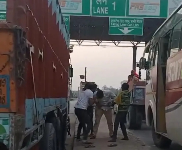 _अष्टभुजा टोल प्लाजा पर टोल कर्मियों की गुंडागर्दी, ट्रक ड्राइवर और खलासी की पिटाई का वीडियो वायरल_ _अष्टभुजा टोल प्लाजा पर टोल कर्मियों की गुंडागर्दी, ट्रक ड्राइवर और खलासी की पिटाई का वीडियो वायरल_