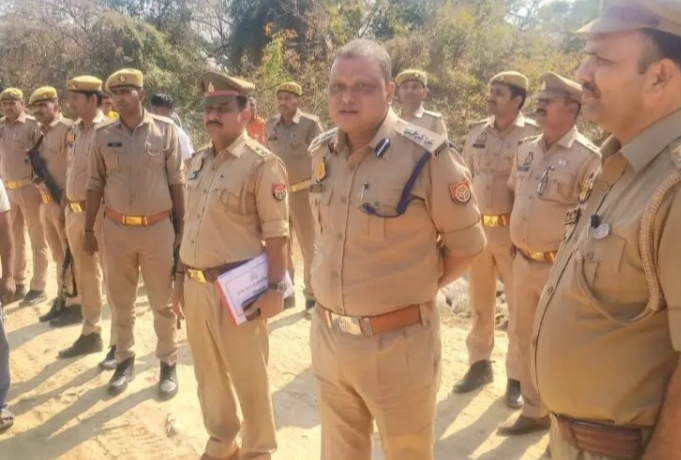 _वरिष्ठ पुलिस अधीक्षक मिर्जापुर के द्वारा अदलहाट व अहरौरा क्षेत्र में रूट मार्च_ _वरिष्ठ पुलिस अधीक्षक मिर्जापुर के द्वारा अदलहाट व अहरौरा क्षेत्र में रूट मार्च_