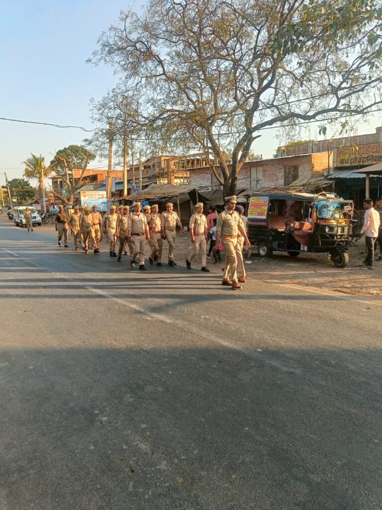 आगामी त्यौहार होली व रमजान/ईद-उल-फ़ितर को सकुशल सम्पन्न कराये जाने, जनपद में शान्ति एवं कानून व्यवस्था अक्षुण्ण बनाये रखने तथा आपात परिस्थितियो में नियंत्रण हेतु वरिष्ठ पुलिस अधीक्षक मीरजापुर की उपस्थिति में चन्दईपुर ग्राउण्ड में जनपदीय पुलिस बल को दंगा/बल्वा नियंत्रण ड्रिल का कराया गया पूर्वाभ्यास आगामी त्यौहार होली व रमजान/ईद-उल-फ़ितर को सकुशल सम्पन्न कराये जाने, जनपद में शान्ति एवं कानून व्यवस्था अक्षुण्ण बनाये रखने तथा आपात परिस्थितियो में नियंत्रण हेतु वरिष्ठ पुलिस अधीक्षक मीरजापुर की उपस्थिति में चन्दईपुर ग्राउण्ड में जनपदीय पुलिस बल को दंगा/बल्वा नियंत्रण ड्रिल का कराया गया पूर्वाभ्यास