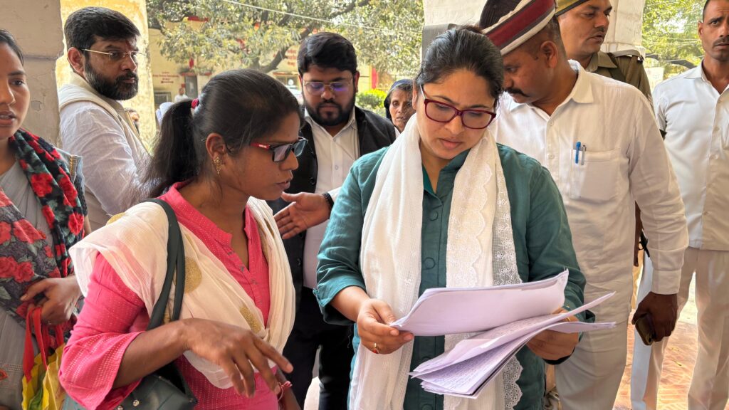 कलेक्ट्रेट जनता दर्शन में जिलाधिकारी ने सुनी जन समस्याएं कलेक्ट्रेट जनता दर्शन में जिलाधिकारी ने सुनी जन समस्याएं