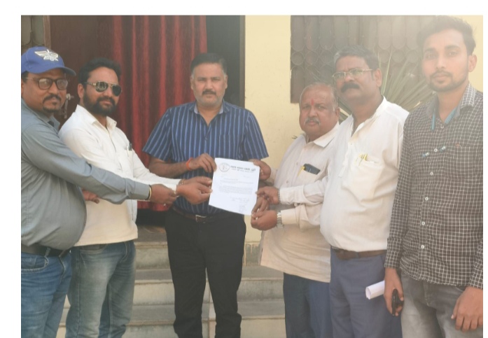 _सीतापुर में पत्रकार की निर्माण हत्या से आक्रोषित पत्रकारों ने महामहिम राज्यपाल के नाम तहसीलदार दुद्धी को ज्ञापन सौंप फांसी की मांग की_ _सीतापुर में पत्रकार की निर्माण हत्या से आक्रोषित पत्रकारों ने महामहिम राज्यपाल के नाम तहसीलदार दुद्धी को ज्ञापन सौंप फांसी की मांग की_