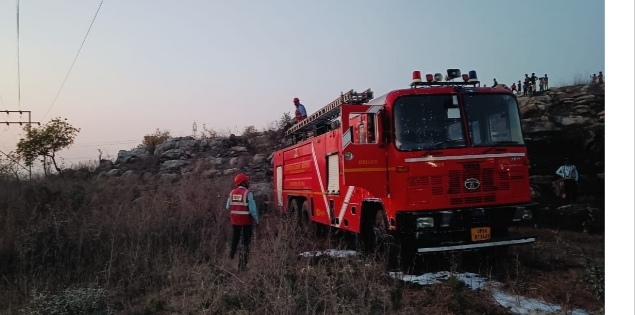 _सोनभद्र:अचानक लगी पहाड़ में आग बड़ी दुर्घटना टली फायर ब्रिगेड ने आग पर पाया काबू_ _सोनभद्र:अचानक लगी पहाड़ में आग बड़ी दुर्घटना टली फायर ब्रिगेड ने आग पर पाया काबू_