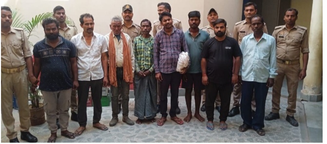 _माननीय न्यायालय से वंचित चल रहे 08 नफर वारंटियों को थाना रॉबर्ट्सगंज पुलिस ने किया गिरफ्तार_ _माननीय न्यायालय से वंचित चल रहे 08 नफर वारंटियों को थाना रॉबर्ट्सगंज पुलिस ने किया गिरफ्तार_