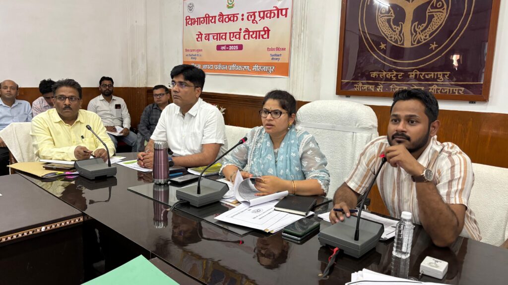 मीरजापुर 20 मार्च 2025- जिलाधिकारी प्रियंका निरंजन के निर्देशन में जनपद में हीट वेव के प्रभावों को न्यून करने करने के उद्देश्य से समस्त संबंधित विभागों कि आज जिलाधिकारी कि अध्यक्षता में कलेक्ट्रेट सभागार में बैठक का आयोजन किया गया l बैठक में मुख्य रूप से समस्त संबंधित विभागों के विभागाध्यक्षों के साथ हीट वेव प्रबंधन हेतु विभाग वार जिम्मेदारियों को चिंहित करते हुए निर्धारित किया गया l मुख्य रूप से बैठक में समस्त संबंधित विभाग को निर्देशित किया गया कि आने वाले चैत्र नवरात्रि मेला में हीट वेव के प्रभाव को आम जनमानस के मध्य न्यून करने के लिए माँ विन्ध्यवासिनी कॉरिडोर में उचित प्रबंध किये जायें जैसे निःशुल्क प्याऊ कि व्यवस्था, स्थान-स्थान पर वाटर कूलर का प्रबंधन, कॉरिडोर में भीड़ को देखते हुये छांव प्रदान करने हेतु टेंट, फ्लोर मैट, कूलर इत्यादि कि वयवस्था कि जाये l स्वास्थ्य विभाग में आशा, एoएनoएम की सहायता से ओआरएस का पैकेट का घर घर अत्याधिक वितरण किया जाये तथा स्वास्थ्य विभाग के चिकित्सकों तथा कर्मियों का उपयुक्त प्रशिक्षण किया जाये जिससे कि हीट वेव संबंधित बीमारियों का तत्काल पहचान करते हुए प्रभावित का राहत स्वरूप इलाज किया जाये, स्वास्थ्य विभाग द्वारा आइस पैक, ओ0आर0एस0 पैकेट इत्यादि कि पर्याप्त व्यवस्था कर ली जाये, समस्त प्राथमिक स्वास्थ्य केंद्र, सामुदायिक स्वास्थ्य केंद्र इत्यादि पर हीट वेव आईसोलेशन वार्ड बना लिया जाये l पर्यटन- नगर पालिका तथा परिवहन विभाग द्वारा बस स्टैंड-मंदिर-धार्मिक स्थल एवं रेलवे स्टेशन इत्यादि परिसरों में छाँव घर एवं प्याऊ कि व्यवस्था कि जाये, शिक्षा विभाग द्वारा हीट वेव कि मौसम संबंधित चेतावनी के अनुसार स्कूल के समय में बदलाव किया जाये एवं स्कूलों में बाहरी फील्ड कि गतिविधियों को रोकने एवं स्कूलों में पर्याप्त मात्रा में शुद्ध पेय जल इत्यादि कि व्यवस्था कि जाये, विद्युत विभाग द्वारा हीट वेव के दौरान मुख्यतः पीक हीट आवर में निर्बाध विद्युत आपूर्ति सुनिश्चित किया जाये, जल निगम को ग्रामीण क्षेत्रों में पर्याप्त मात्रा में पेयजल उपलब्ध कराने हेतु निर्देशित किया गया, नगर विकास-नगर पालिका- नगर पंचायत- श्रम विभाग द्वारा हीट वेव के परिप्रेक्ष्य में चिंहित संवेदनशील क्षेत्र तथा विभिन्न फैक्ट्रियों में पर्याप्त मात्रा में पेयजल, छाँव क्षेत्र कि व्यवस्था के साथ विभिन्न फैक्ट्रियों में पीक हीट आवर के दृष्टिगत कार्मिकों के ड्यूटी की समय सारणी में बदलाव किया जाए l बैठक कि विस्तृत जानकारी हेतु बैठक कि कार्यवृत से जानकारी प्राप्त करें l मीरजापुर 20 मार्च 2025- जिलाधिकारी प्रियंका निरंजन के निर्देशन में जनपद में हीट वेव के प्रभावों को न्यून करने करने के उद्देश्य से समस्त संबंधित विभागों कि आज जिलाधिकारी कि अध्यक्षता में कलेक्ट्रेट सभागार में बैठक का आयोजन किया गया l बैठक में मुख्य रूप से समस्त संबंधित विभागों के विभागाध्यक्षों के साथ हीट वेव प्रबंधन हेतु विभाग वार जिम्मेदारियों को चिंहित करते हुए निर्धारित किया गया l मुख्य रूप से बैठक में समस्त संबंधित विभाग को निर्देशित किया गया कि आने वाले चैत्र नवरात्रि मेला में हीट वेव के प्रभाव को आम जनमानस के मध्य न्यून करने के लिए माँ विन्ध्यवासिनी कॉरिडोर में उचित प्रबंध किये जायें जैसे निःशुल्क प्याऊ कि व्यवस्था, स्थान-स्थान पर वाटर कूलर का प्रबंधन, कॉरिडोर में भीड़ को देखते हुये छांव प्रदान करने हेतु टेंट, फ्लोर मैट, कूलर इत्यादि कि वयवस्था कि जाये l स्वास्थ्य विभाग में आशा, एoएनoएम की सहायता से ओआरएस का पैकेट का घर घर अत्याधिक वितरण किया जाये तथा स्वास्थ्य विभाग के चिकित्सकों तथा कर्मियों का उपयुक्त प्रशिक्षण किया जाये जिससे कि हीट वेव संबंधित बीमारियों का तत्काल पहचान करते हुए प्रभावित का राहत स्वरूप इलाज किया जाये, स्वास्थ्य विभाग द्वारा आइस पैक, ओ0आर0एस0 पैकेट इत्यादि कि पर्याप्त व्यवस्था कर ली जाये, समस्त प्राथमिक स्वास्थ्य केंद्र, सामुदायिक स्वास्थ्य केंद्र इत्यादि पर हीट वेव आईसोलेशन वार्ड बना लिया जाये l पर्यटन- नगर पालिका तथा परिवहन विभाग द्वारा बस स्टैंड-मंदिर-धार्मिक स्थल एवं रेलवे स्टेशन इत्यादि परिसरों में छाँव घर एवं प्याऊ कि व्यवस्था कि जाये, शिक्षा विभाग द्वारा हीट वेव कि मौसम संबंधित चेतावनी के अनुसार स्कूल के समय में बदलाव किया जाये एवं स्कूलों में बाहरी फील्ड कि गतिविधियों को रोकने एवं स्कूलों में पर्याप्त मात्रा में शुद्ध पेय जल इत्यादि कि व्यवस्था कि जाये, विद्युत विभाग द्वारा हीट वेव के दौरान मुख्यतः पीक हीट आवर में निर्बाध विद्युत आपूर्ति सुनिश्चित किया जाये, जल निगम को ग्रामीण क्षेत्रों में पर्याप्त मात्रा में पेयजल उपलब्ध कराने हेतु निर्देशित किया गया, नगर विकास-नगर पालिका- नगर पंचायत- श्रम विभाग द्वारा हीट वेव के परिप्रेक्ष्य में चिंहित संवेदनशील क्षेत्र तथा विभिन्न फैक्ट्रियों में पर्याप्त मात्रा में पेयजल, छाँव क्षेत्र कि व्यवस्था के साथ विभिन्न फैक्ट्रियों में पीक हीट आवर के दृष्टिगत कार्मिकों के ड्यूटी की समय सारणी में बदलाव किया जाए l बैठक कि विस्तृत जानकारी हेतु बैठक कि कार्यवृत से जानकारी प्राप्त करें l