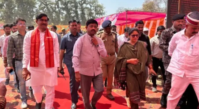 _प्रभारी मंत्री ने प्रेस प्रतिनिधियों से वार्ता कर बताई प्रदेश सरकार की उपलब्धियां_ _प्रभारी मंत्री ने प्रेस प्रतिनिधियों से वार्ता कर बताई प्रदेश सरकार की उपलब्धियां_