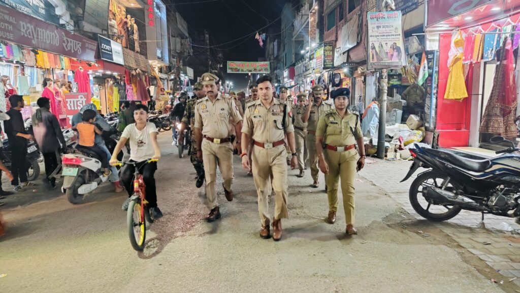 आगामी त्यौहार व जनपद में कानून व्यवस्था के दृष्टिगत पुलिस अधीक्षक सोनभद्र द्वारा पर्याप्त पुलिस बल के थाना रॉबर्ट्सगंज के कस्बा में किया गया पैदल गश्त आगामी त्यौहार व जनपद में कानून व्यवस्था के दृष्टिगत पुलिस अधीक्षक सोनभद्र द्वारा पर्याप्त पुलिस बल के थाना रॉबर्ट्सगंज के कस्बा में किया गया पैदल गश्त