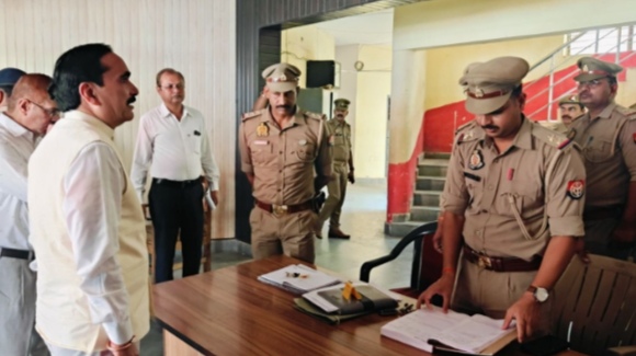 _मण्डलायुक्त विंध्याचल मण्डल द्वारा सोनभद्र के थाना रॉबर्ट्सगंज का किया निरीक्षण_