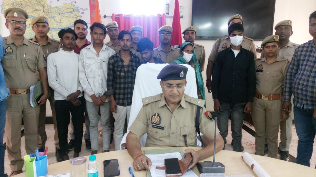 थाना करमा पुलिस एवं एसओजी/सर्विलांस टीम को मिली बड़ी कामयाबी, साजिश रचकर अपने पति की हत्या कराने वाली पत्नी सहित एक नाबालिग पुलिस अभिरक्षा में व पांच हत्यारे गिरफ्तार, आलाकत्ल रॉड, मृतक का मोबाइल एवं घटना में प्रयुक्त मोटरसाइकिल बरामद थाना करमा पुलिस एवं एसओजी/सर्विलांस टीम को मिली बड़ी कामयाबी, साजिश रचकर अपने पति की हत्या कराने वाली पत्नी सहित एक नाबालिग पुलिस अभिरक्षा में व पांच हत्यारे गिरफ्तार, आलाकत्ल रॉड, मृतक का मोबाइल एवं घटना में प्रयुक्त मोटरसाइकिल बरामद