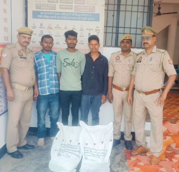_चोपन पुलिस द्वारा चोरी के प्रकरण में 03 नफर अभियुक्तगण को गिरफ्तार कर, कब्जे से चोरी हुआ 02 अदद ईंट बनाने का फार्मा व कुल 31000 रूपये नगद किया गया बरामद_