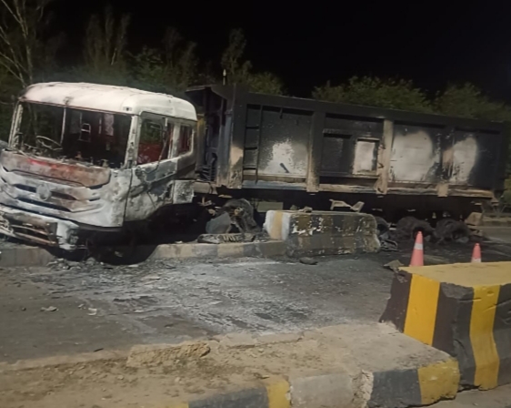 _सोनभद्र:ट्रक में लगी आग चालक -उपचालक ने कूद कर बचाई जान, ट्रक जलकर क्षतिग्रस्त_ _सोनभद्र:ट्रक में लगी आग चालक -उपचालक ने कूद कर बचाई जान, ट्रक जलकर क्षतिग्रस्त_