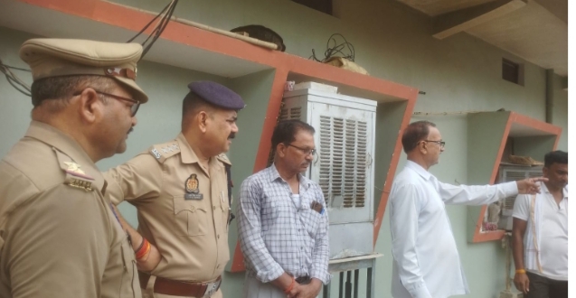 चोरों की तलाश में पुलिस जुटी, हुई लाखों की चोरी“` चोरों की तलाश में पुलिस जुटी, हुई लाखों की चोरी“`