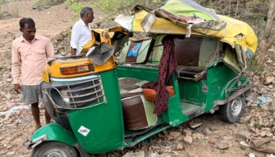 ऑटो पलटने से पांच महिला सहित सात श्रद्धालु घायल, मां भंडारी देवी से लौटते समय हुआ हादसा