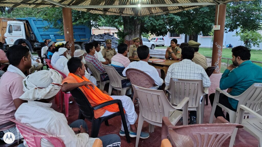 क्षेत्राधिकारी नगर द्वारा थाना चोपन पर आगामी त्योहार बकरीद एवं कानून व्यवस्था के दृष्टिगत विभिन्न धर्मों के धर्मगुरुओं तथा अन्य सम्भ्रान्त व्यक्तियों के साथ पीस कमेटी की मीटिंग की गई