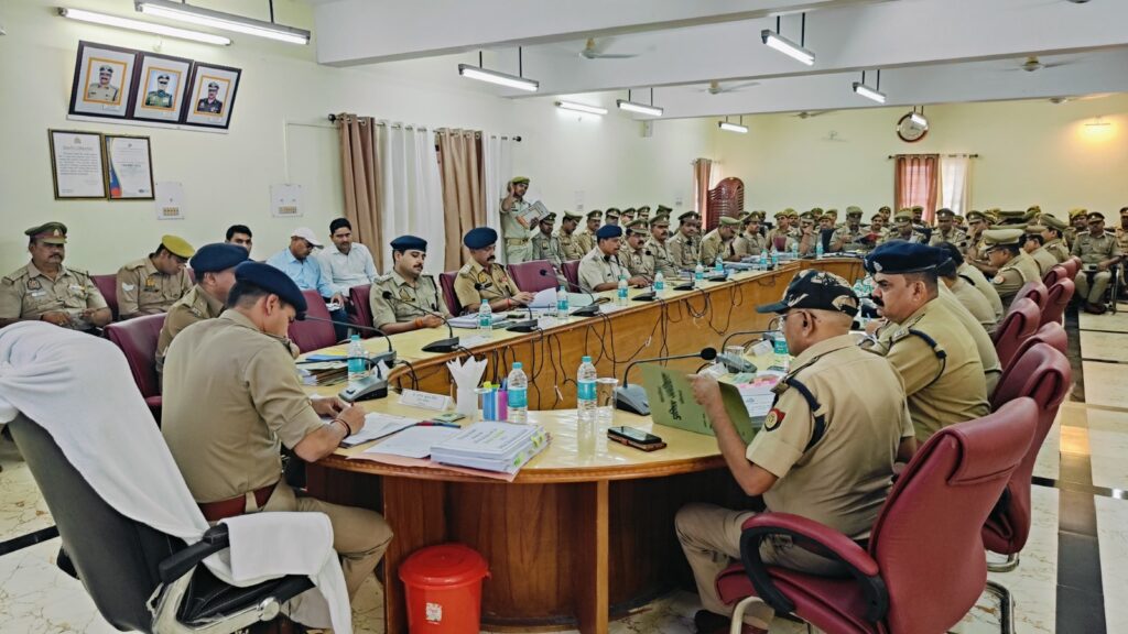 पुलिस अधीक्षक सोनभद्र द्वारा रिजर्व पुलिस लाइन चुर्क के सभागार कक्ष में जनपद के समस्त राजपत्रित अधिकारियों, थाना प्रभारी व कर्मचारियों के साथ क्राइम मीटिंग का आयोजन किया गया पुलिस अधीक्षक सोनभद्र द्वारा रिजर्व पुलिस लाइन चुर्क के सभागार कक्ष में जनपद के समस्त राजपत्रित अधिकारियों, थाना प्रभारी व कर्मचारियों के साथ क्राइम मीटिंग का आयोजन किया गया