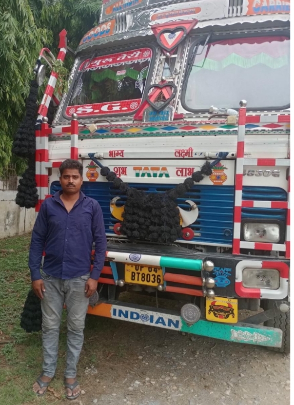 पुलिस व खनन विभाग की संयुक्त टीम द्वारा अवैध परिवहन कर रहे वाहन के साथ एक अभियुक्त को किया गया गिरफ्तार`