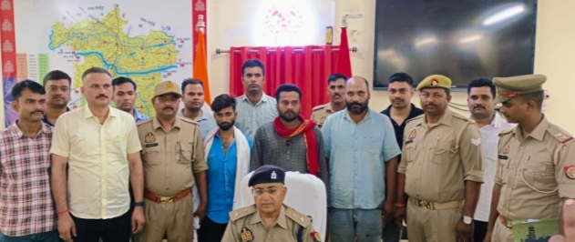 एक व्यक्ति की गोली मारकर हत्या का किया गया सफल अनावरण, हत्या करने वाले तीन नफर अभियुक्तगण को किया गिरफ्तार, कब्जे से एक अदद देशी तमंचा व फायर शुदा खोखा कारतूस 315 बोर तथा एक अदद पल्सर मोटर साइकिल बरामद एक व्यक्ति की गोली मारकर हत्या का किया गया सफल अनावरण, हत्या करने वाले तीन नफर अभियुक्तगण को किया गिरफ्तार, कब्जे से एक अदद देशी तमंचा व फायर शुदा खोखा कारतूस 315 बोर तथा एक अदद पल्सर मोटर साइकिल बरामद
