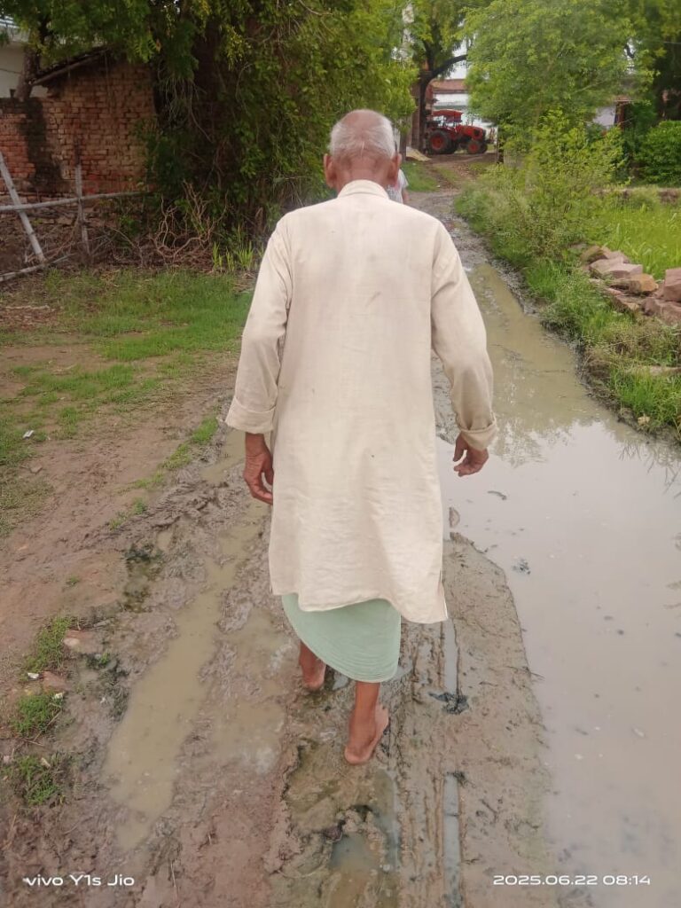 सड़क पर जल जमाव होने से ग्रामीणों को हो रही भारी दिक्कत