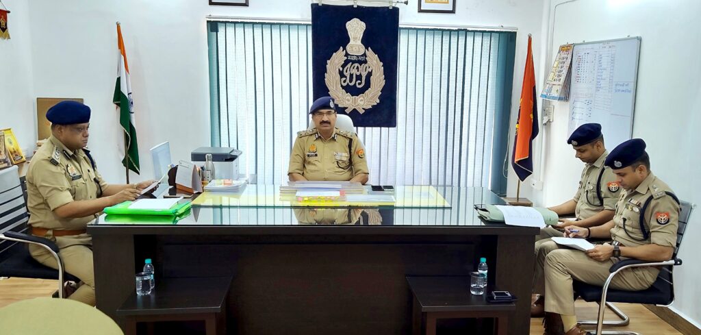 पुलिस महानिरीक्षक विंध्याचल परिक्षेत्र मीरजापुर द्वारा कैम्प कार्यालय मीरजापुर में परिक्षेत्र के पुलिस अधीक्षकगण के साथ बैठक कर अपराध नियंत्रण एवं कानून व्यवस्था को सुदृढ़ बनाये रखने हेतु दिये विस्तृत निर्देश। पुलिस महानिरीक्षक विंध्याचल परिक्षेत्र मीरजापुर द्वारा कैम्प कार्यालय मीरजापुर में परिक्षेत्र के पुलिस अधीक्षकगण के साथ बैठक कर अपराध नियंत्रण एवं कानून व्यवस्था को सुदृढ़ बनाये रखने हेतु दिये विस्तृत निर्देश।