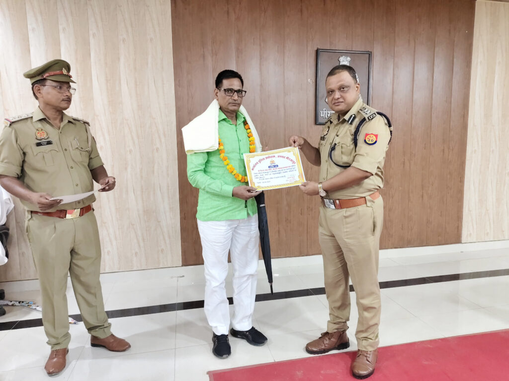 अधिवर्षता की आयु पूर्ण कर सेवानिवृत्त होने वाले 04 पुलिस कर्मियों को पुलिस लाइन सभागार कक्ष में वरिष्ठ पुलिस अधीक्षक मीरजापुर द्वारा दी गई विदाई अधिवर्षता की आयु पूर्ण कर सेवानिवृत्त होने वाले 04 पुलिस कर्मियों को पुलिस लाइन सभागार कक्ष में वरिष्ठ पुलिस अधीक्षक मीरजापुर द्वारा दी गई विदाई