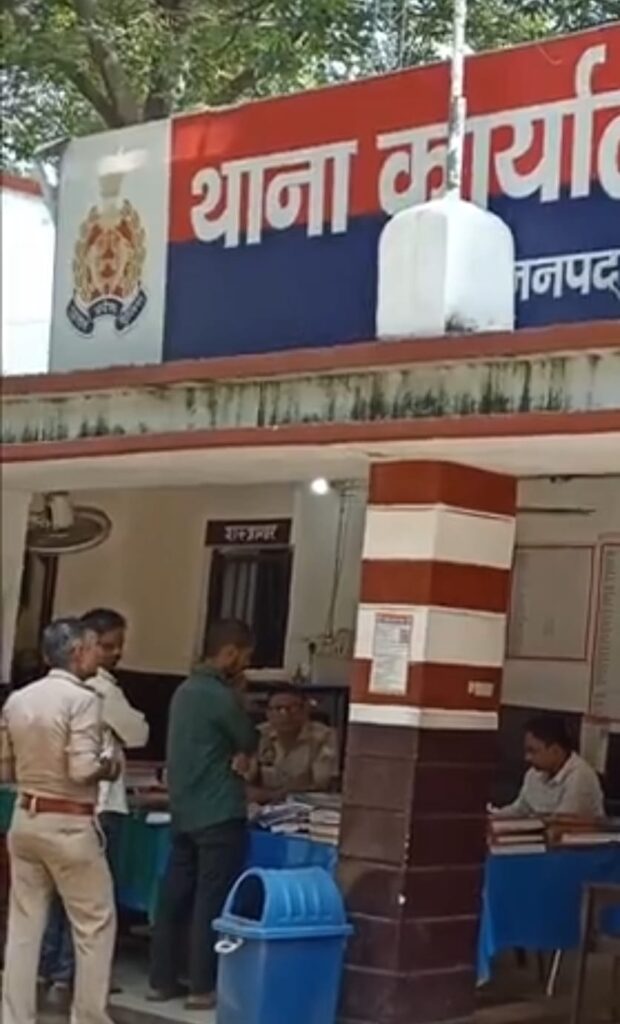 बिजनौर में बाइक सवार युवकों ने ट्रेफिक पुलिस से की अभद्रता बिजनौर में बाइक सवार युवकों ने ट्रेफिक पुलिस से की अभद्रता