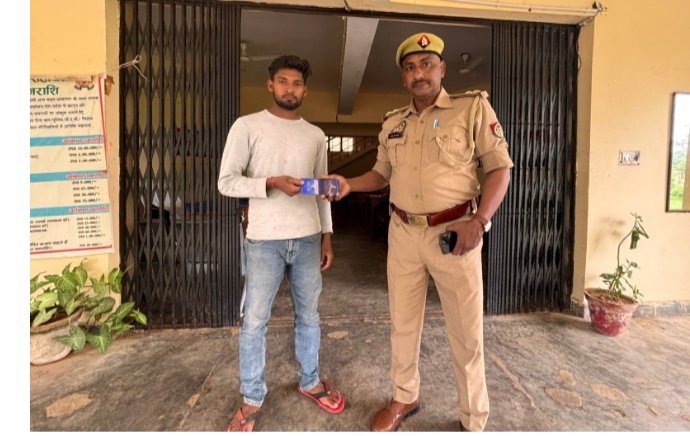 थाना रामपुर बरकोनिया पुलिस द्वारा, CEIR पोर्टल के माध्यम से ट्रेस कर खोये हुए 01 अदद एंड्रायड मोबाइल फोन को बरामद कर सम्बन्धित मोबाइल स्वामी को किया गया सुपुर्द* थाना रामपुर बरकोनिया पुलिस द्वारा, CEIR पोर्टल के माध्यम से ट्रेस कर खोये हुए 01 अदद एंड्रायड मोबाइल फोन को बरामद कर सम्बन्धित मोबाइल स्वामी को किया गया सुपुर्द*