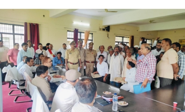 जिलाधिकारी सोनभद्र व पुलिस अधीक्षक सोनभद्र द्वारा संयुक्त रूप से तहसील घोरावल पर संपूर्ण समाधान दिवस के अवसर पर सुनी गयी फरियादियों की समस्याएं जिलाधिकारी सोनभद्र व पुलिस अधीक्षक सोनभद्र द्वारा संयुक्त रूप से तहसील घोरावल पर संपूर्ण समाधान दिवस के अवसर पर सुनी गयी फरियादियों की समस्याएं
