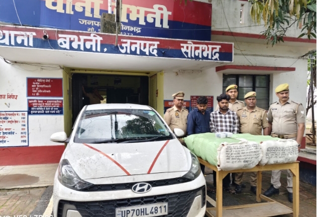 सोनभद्र पुलिस का अनवरत प्रहार, थाना बभनी पुलिस ने मादक पदार्थों की तस्करी करने वाले 02 अन्तर्रजनपदीय गांजा तस्करों को किया गिरफ्तार, एक कार से कुल 63 किलो 600 ग्राम मादक पदार्थ गांजा (अनुमानित कीमत 12 लाख 72 हजार रुपये) बरामद सोनभद्र पुलिस का अनवरत प्रहार, थाना बभनी पुलिस ने मादक पदार्थों की तस्करी करने वाले 02 अन्तर्रजनपदीय गांजा तस्करों को किया गिरफ्तार, एक कार से कुल 63 किलो 600 ग्राम मादक पदार्थ गांजा (अनुमानित कीमत 12 लाख 72 हजार रुपये) बरामद