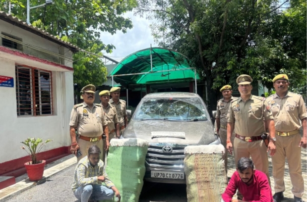 सोनभद्र पुलिस का अनवरत प्रहार, थाना म्योरपुर पुलिस ने मादक पदार्थों की तस्करी करने वाले 02 अन्तर्रजनपदीय गांजा *तस्करों को किया गिरफ्तार, एक इनोवा कार से कुल 64 किलो 100 ग्राम मादक पदार्थ गांजा (अनुमानित कीमत 12 लाख 82 हजार रुपये) व दो अदद कूटरचित नंबर प्लेट बरामद*