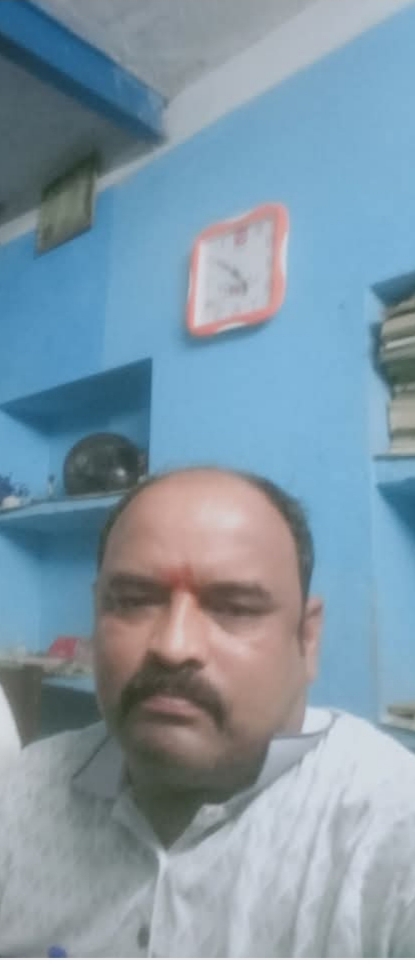 जनपद मिर्जापुर राजगढ़ में मार्केट के रहने वाला संजीव पाण्डेय और अपने बाइक में प्रेस लिखवाया है अपाचे बाइक है फर्जी आईडी और गले में आई कार्ड डालकर लोगों को धमकाने वाले कथित पत्रकारों से परेशान आमजन मानस गरीब आदिवासी उनके द्वारा काफी परेशान किया जा रहा है