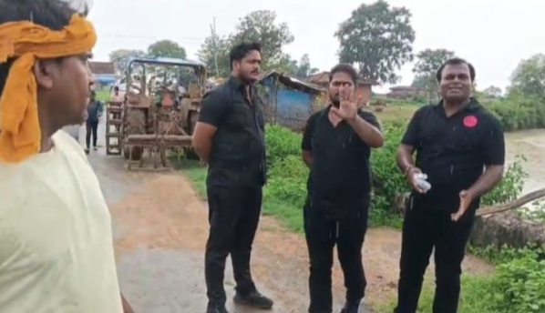 विंढमगंज:जमीन कब्जा करने के लिए असहलाधारी बाउंसर व ग्रामीणों के बीच तीखी नोक झोक, मुकदमा हुआ दर्ज विंढमगंज:जमीन कब्जा करने के लिए असहलाधारी बाउंसर व ग्रामीणों के बीच तीखी नोक झोक, मुकदमा हुआ दर्ज