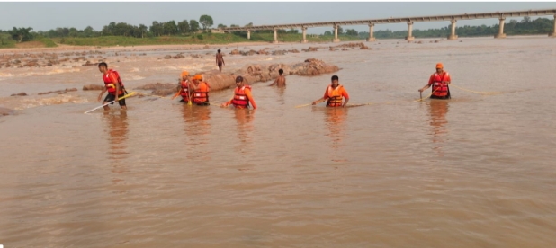 48 घंटे बाद भी नहीं मिला कनहर नदी में डूबा संतोष चेरो ,एसडीआरएफ की टीम भी नहीं खोज सकी डूबे हुए व्यक्ति को 48 घंटे बाद भी नहीं मिला कनहर नदी में डूबा संतोष चेरो ,एसडीआरएफ की टीम भी नहीं खोज सकी डूबे हुए व्यक्ति को