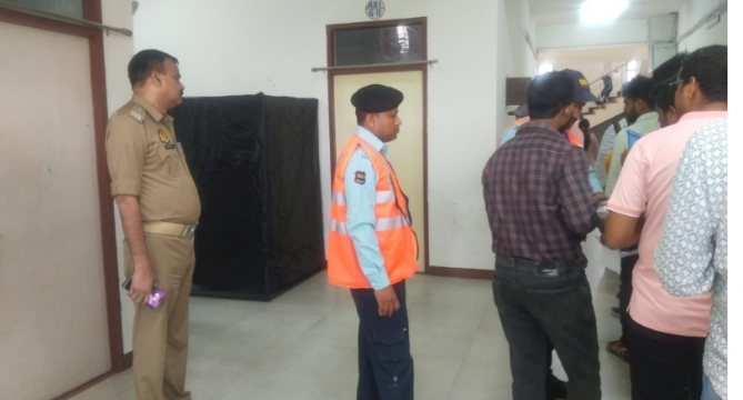 RO/ARO परीक्षा-2025 के *सुचारु संचालन हेतु अपर पुलिस अधीक्षक पुलिस अधीक्षक एवं क्षेत्राधिकारी सदर द्वारा परीक्षा केंद्रों का निरीक्षण, ड्यूटी में लगे पुलिस कर्मचारियों को चेक किया गया